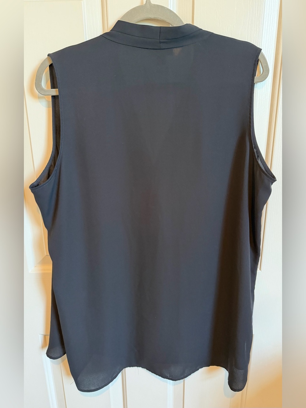 Vince Camuto Sleeveless V Neck Blouse. Size 1X Black Very GUC - Picture 4 of 4